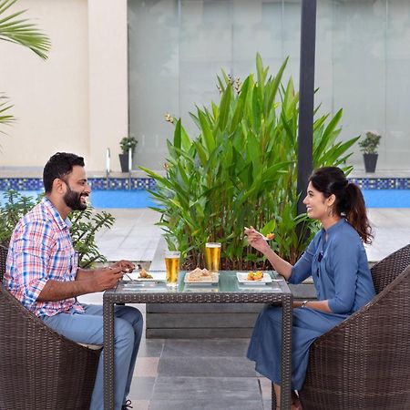 Courtyard By Marriott Kochi Airport Hotel Nedumbassery Eksteriør billede The Poolside Lounge