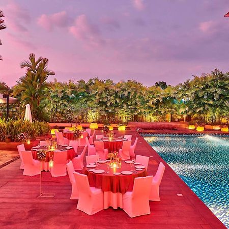 Courtyard By Marriott Kochi Airport Hotel Nedumbassery Eksteriør billede Poolside at The Park, New Delhi