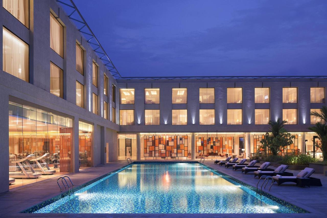 Courtyard By Marriott Kochi Airport Hotel Nedumbassery Eksteriør billede The hotel's pool