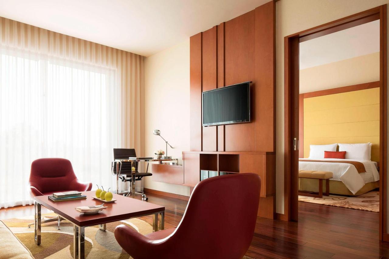 Courtyard By Marriott Kochi Airport Hotel Nedumbassery Eksteriør billede Suite