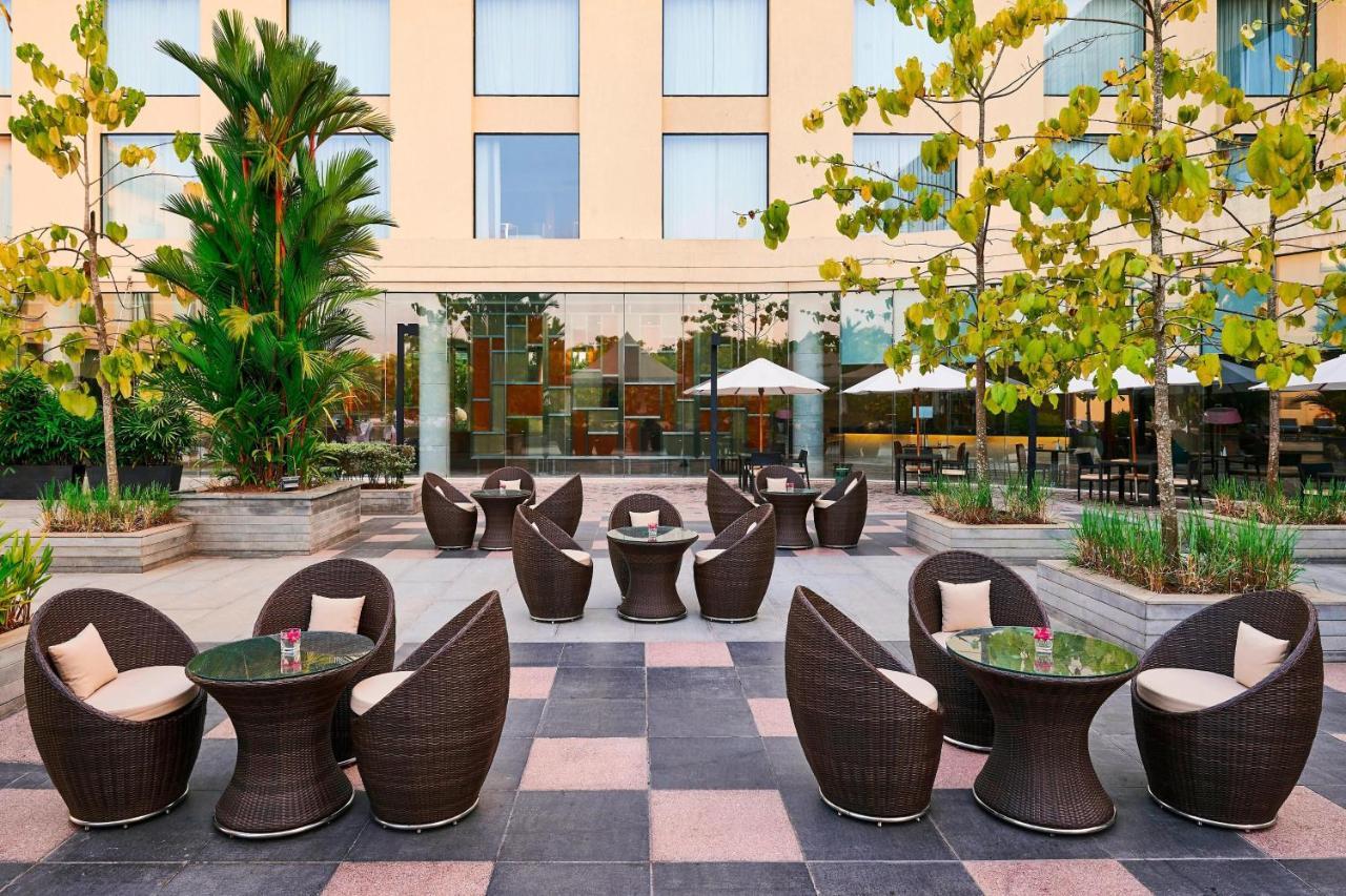 Courtyard By Marriott Kochi Airport Hotel Nedumbassery Eksteriør billede The hotel's courtyard