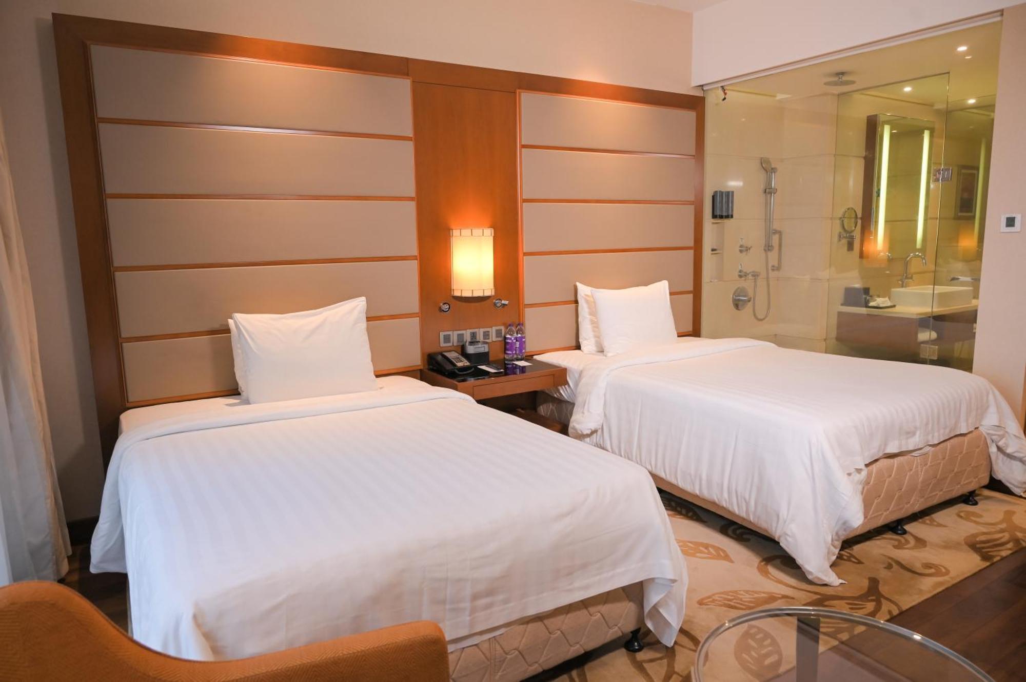 Courtyard By Marriott Kochi Airport Hotel Nedumbassery Eksteriør billede A room at the hotel