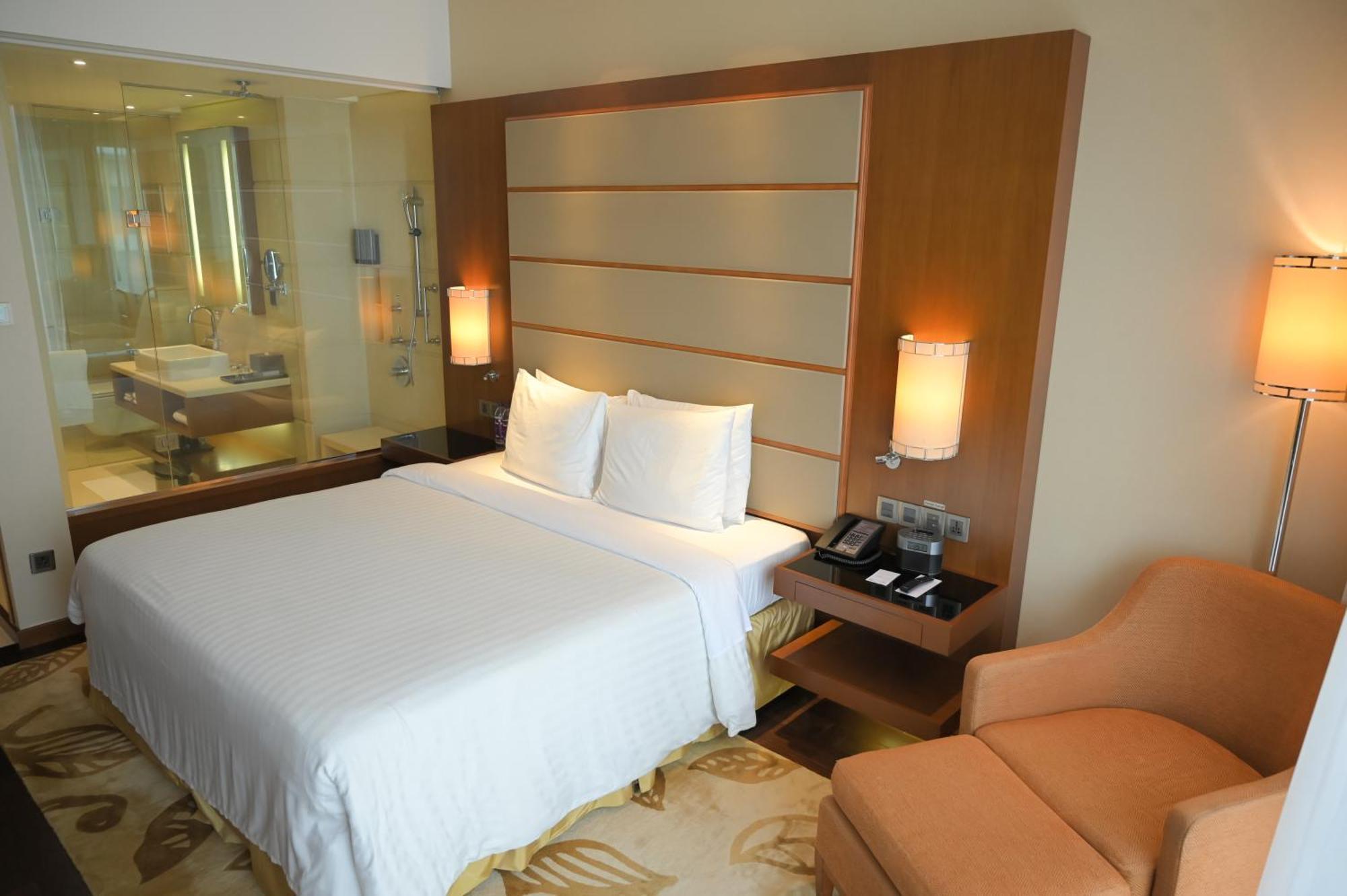 Courtyard By Marriott Kochi Airport Hotel Nedumbassery Eksteriør billede A room at the hotel