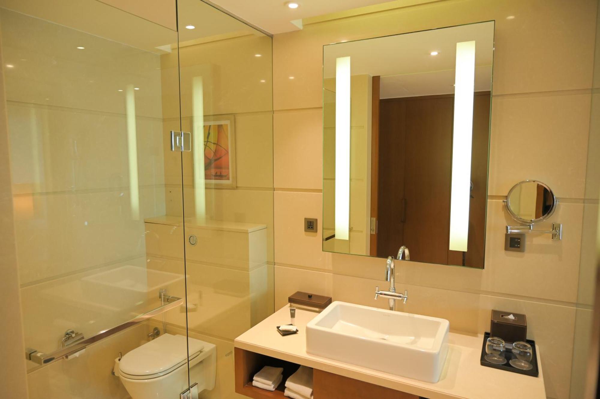 Courtyard By Marriott Kochi Airport Hotel Nedumbassery Eksteriør billede Bathroom