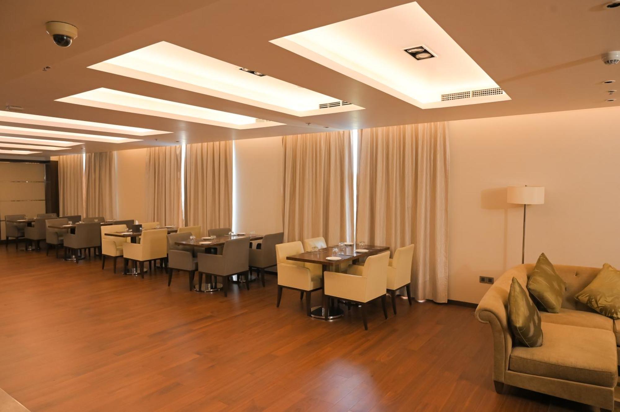 Courtyard By Marriott Kochi Airport Hotel Nedumbassery Eksteriør billede The interior of the lounge