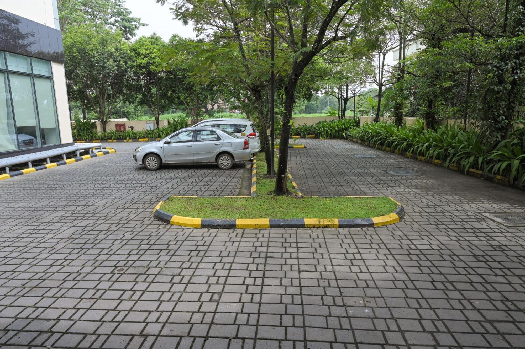 Courtyard By Marriott Kochi Airport Hotel Nedumbassery Eksteriør billede A parking lot in Jakarta, Indonesia