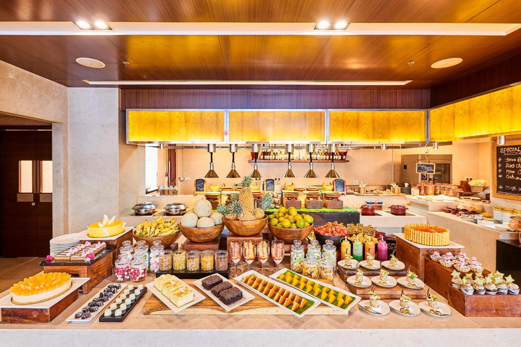 Courtyard By Marriott Kochi Airport Hotel Nedumbassery Eksteriør billede The buffet at the hotel
