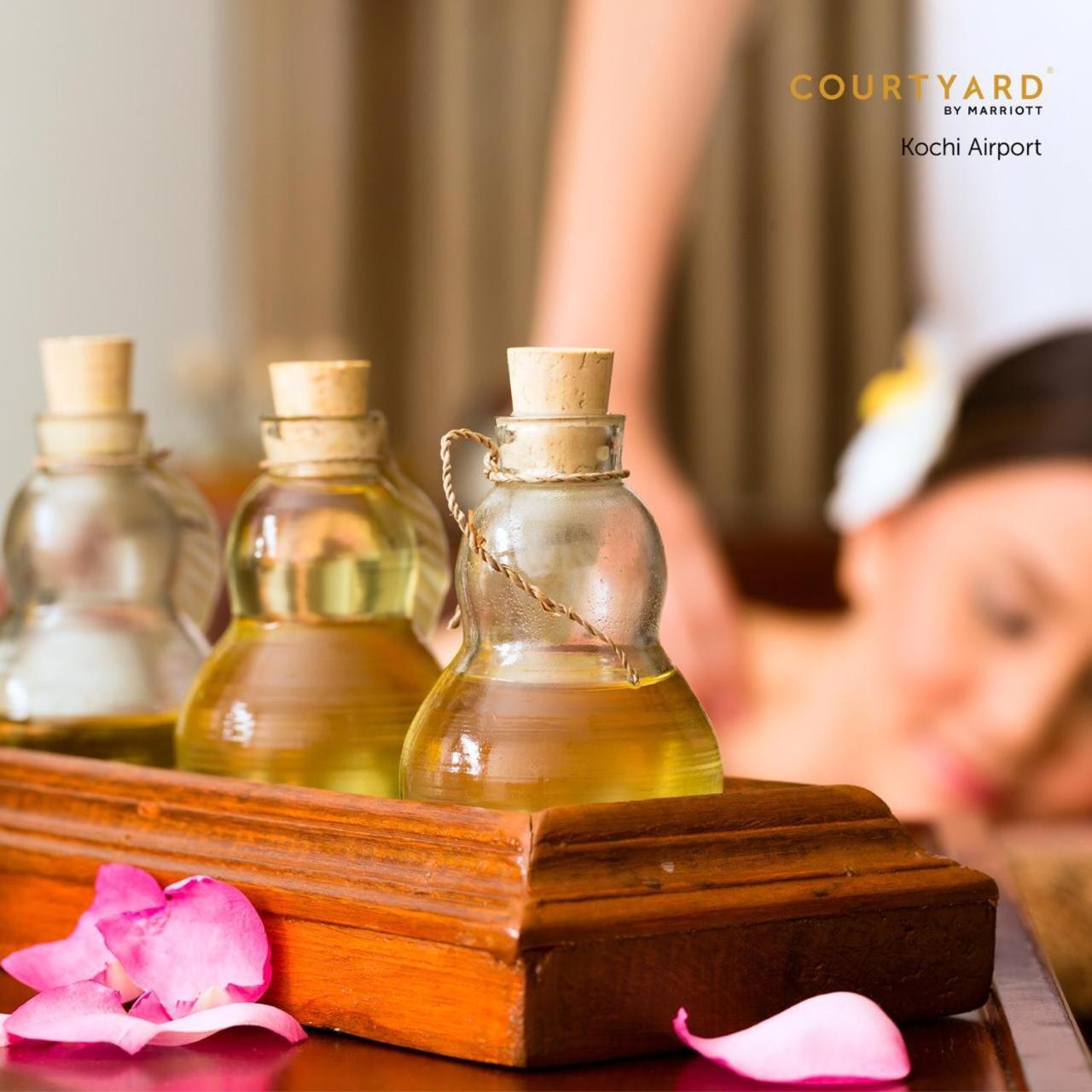 Courtyard By Marriott Kochi Airport Hotel Nedumbassery Eksteriør billede Ayurvedic massage