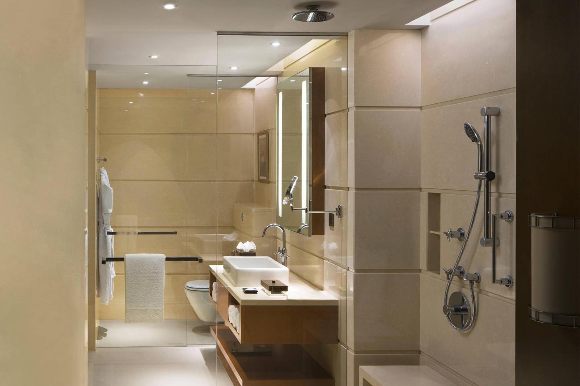 Courtyard By Marriott Kochi Airport Hotel Nedumbassery Eksteriør billede Bathroom