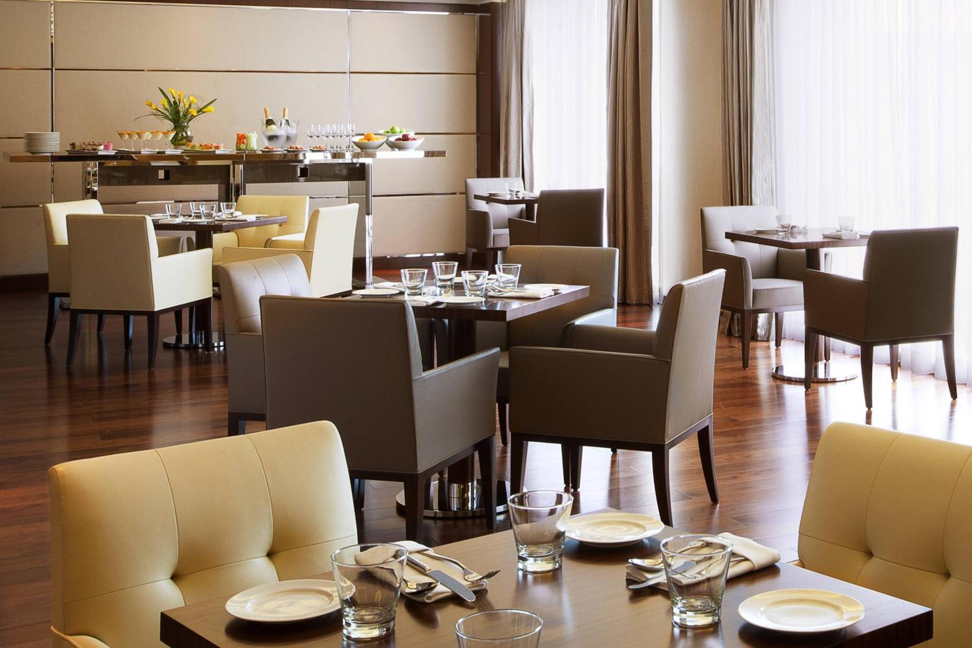 Courtyard By Marriott Kochi Airport Hotel Nedumbassery Eksteriør billede The restaurant