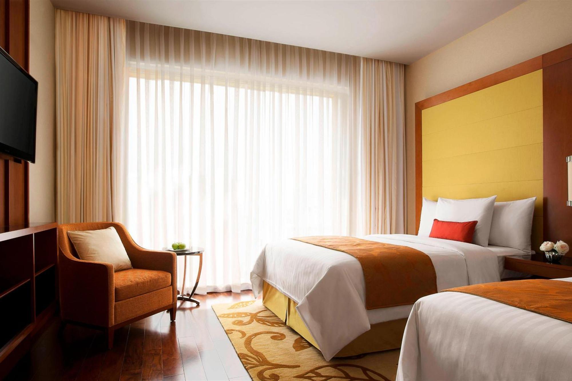 Courtyard By Marriott Kochi Airport Hotel Nedumbassery Eksteriør billede A room at the hotel