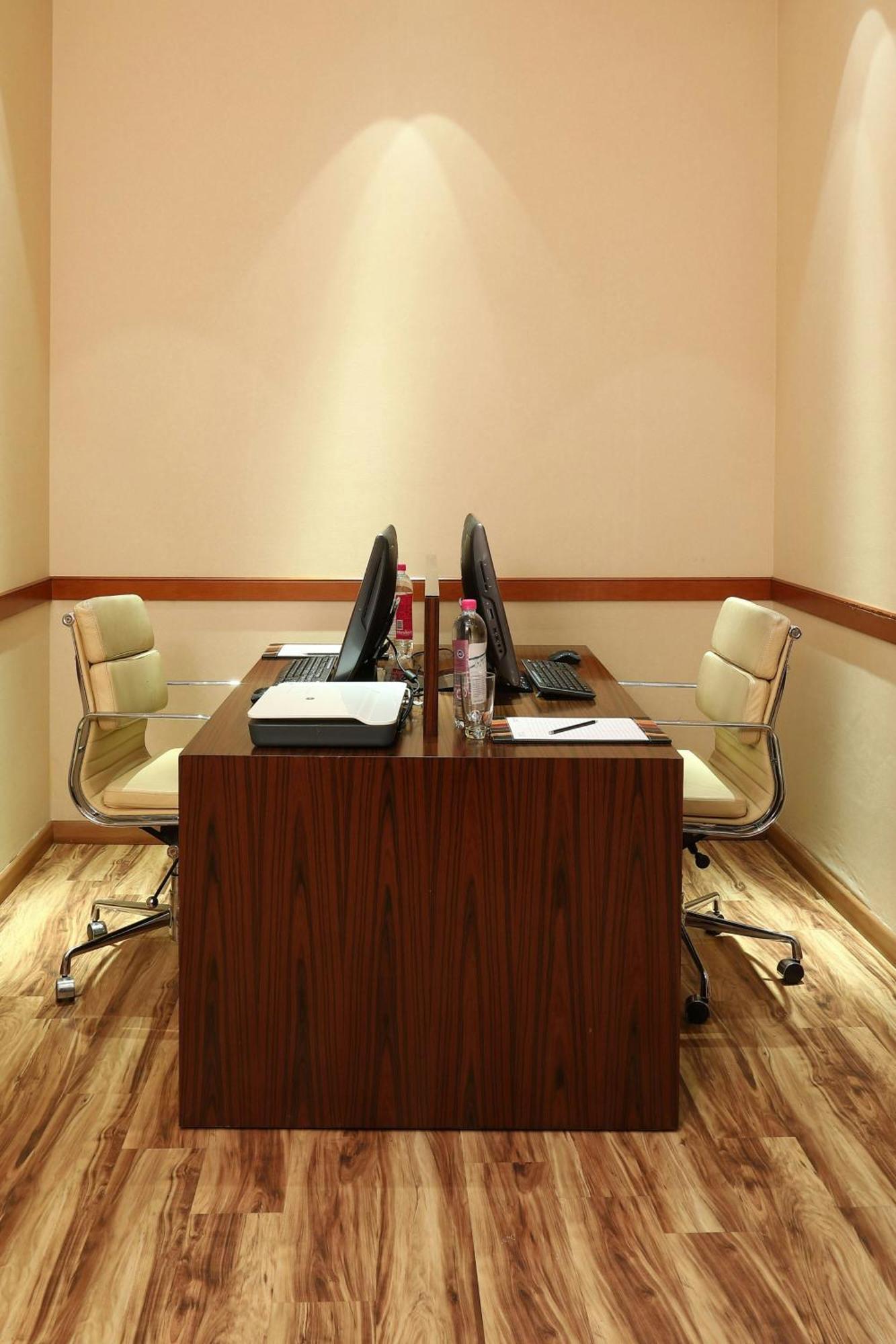 Courtyard By Marriott Kochi Airport Hotel Nedumbassery Eksteriør billede A typical business center