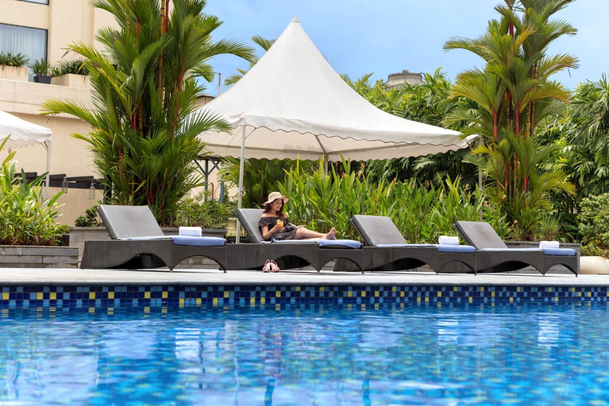 Courtyard By Marriott Kochi Airport Hotel Nedumbassery Eksteriør billede The pool at the hotel