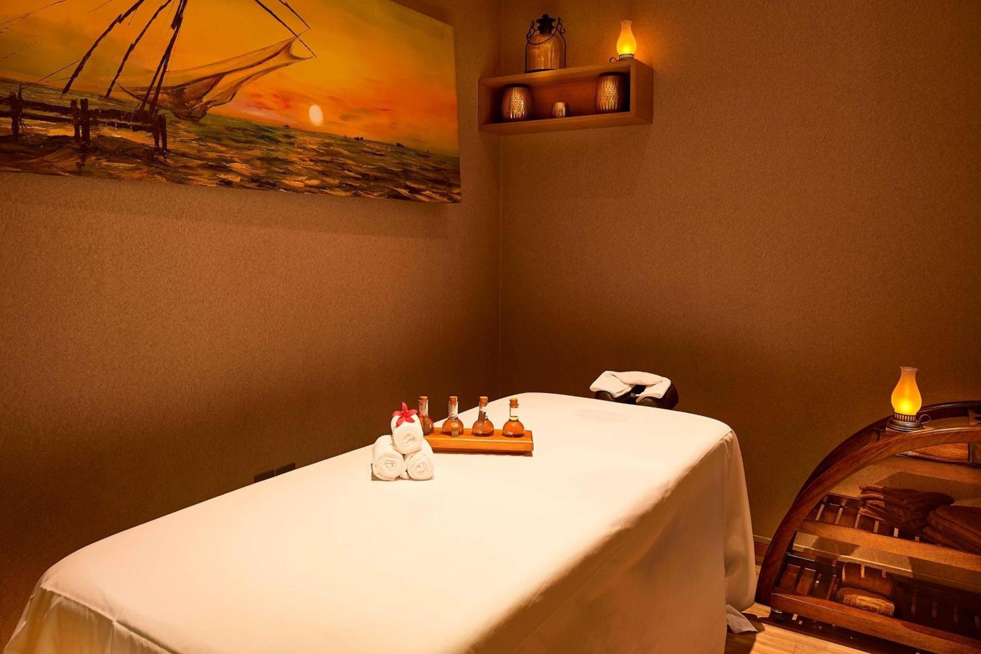 Courtyard By Marriott Kochi Airport Hotel Nedumbassery Eksteriør billede A massage bed