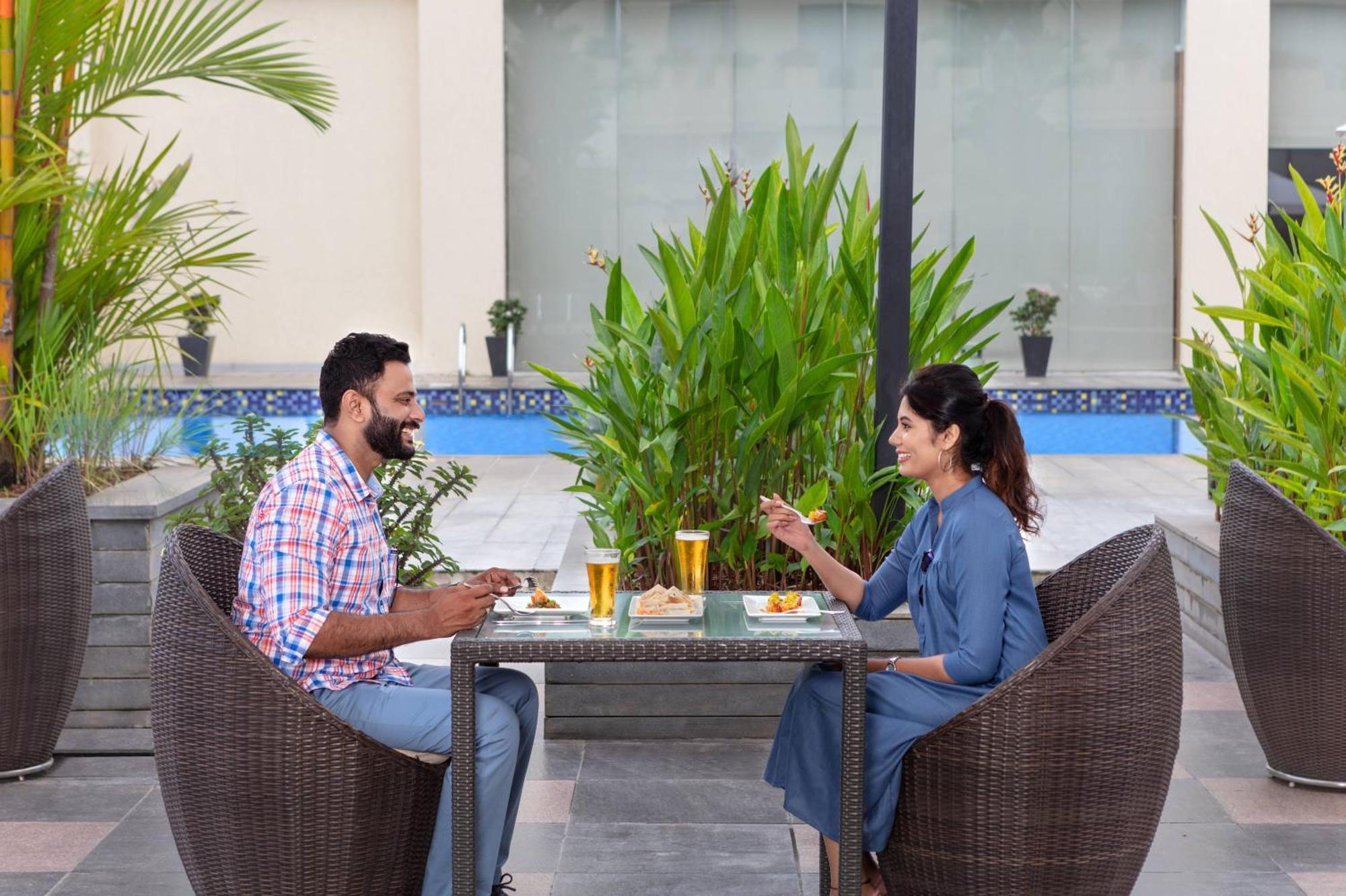 Courtyard By Marriott Kochi Airport Hotel Nedumbassery Eksteriør billede The Poolside Lounge