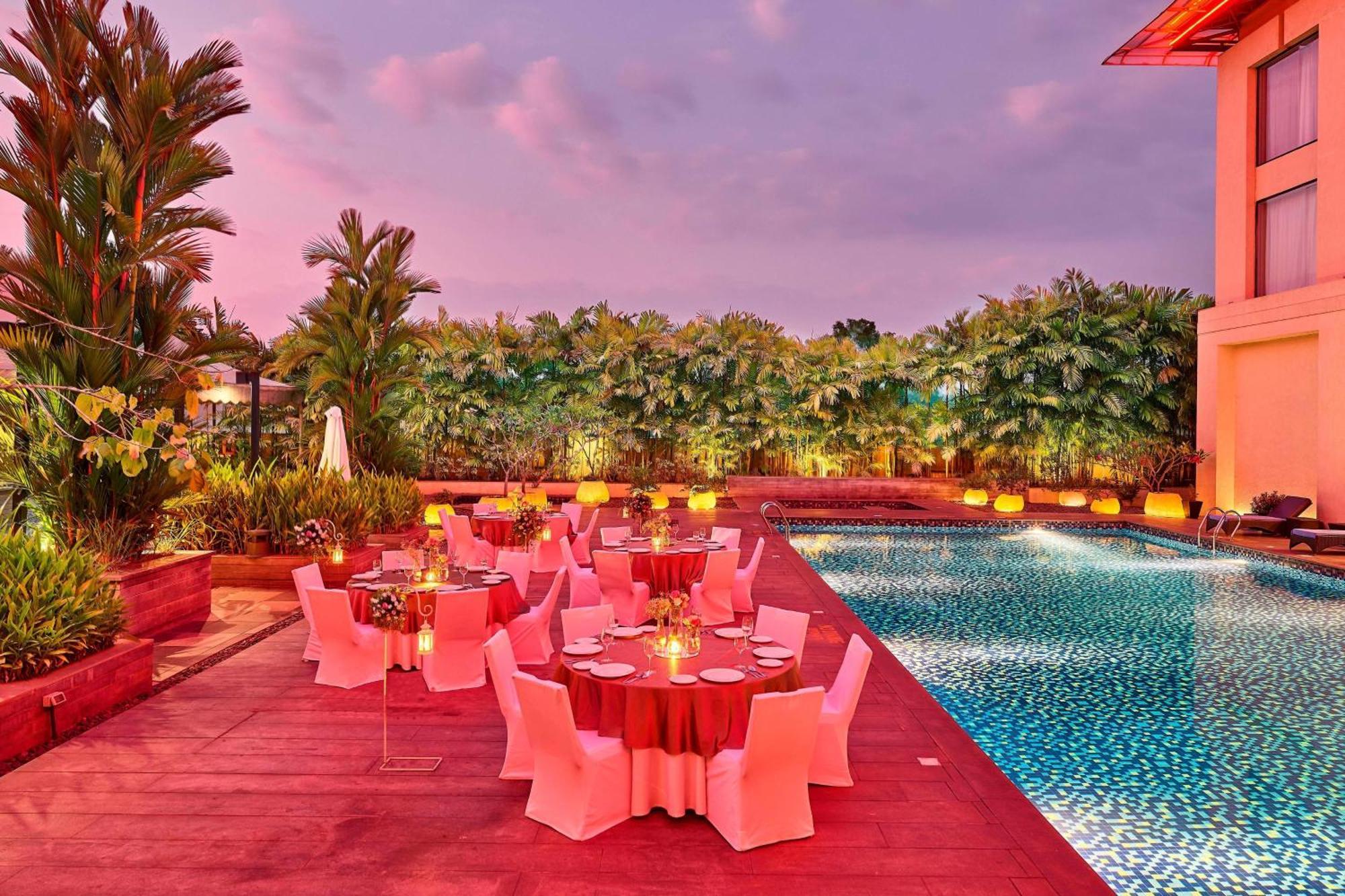 Courtyard By Marriott Kochi Airport Hotel Nedumbassery Eksteriør billede Poolside at The Park, New Delhi