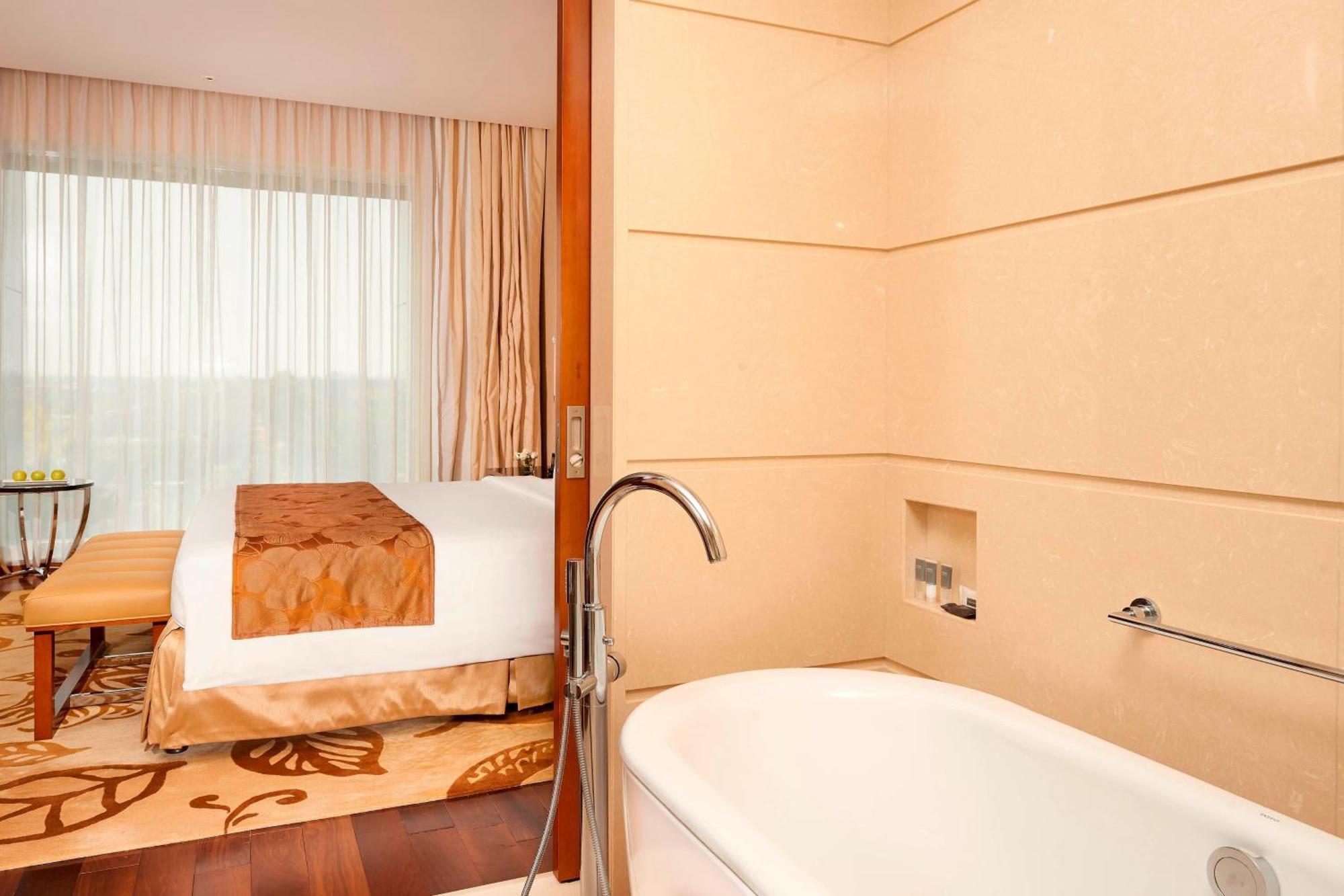Courtyard By Marriott Kochi Airport Hotel Nedumbassery Eksteriør billede Bathroom