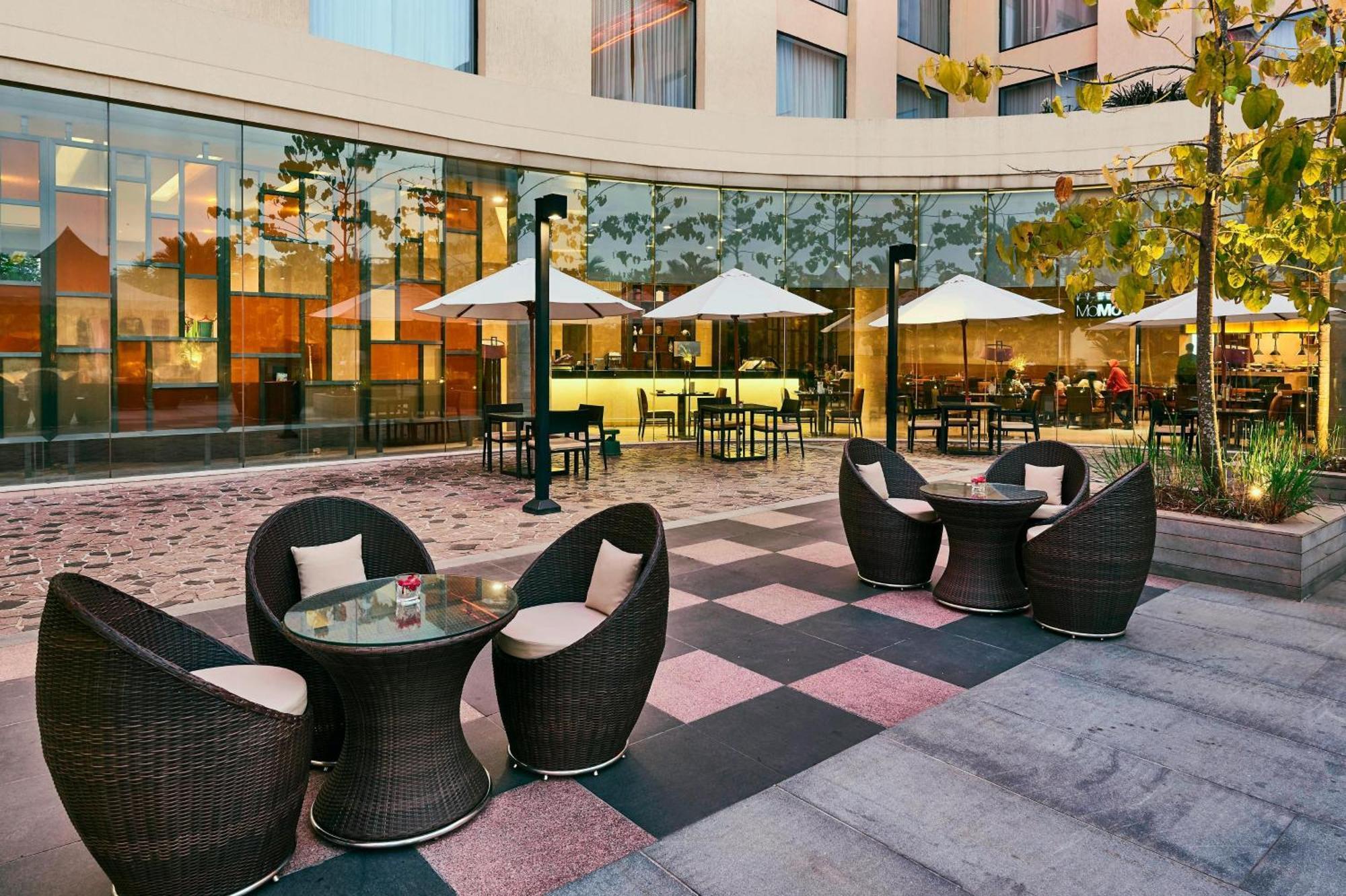 Courtyard By Marriott Kochi Airport Hotel Nedumbassery Eksteriør billede The hotel's outdoor lounge
