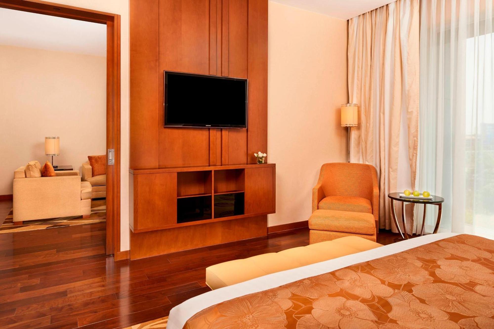 Courtyard By Marriott Kochi Airport Hotel Nedumbassery Eksteriør billede A television in a hotel room
