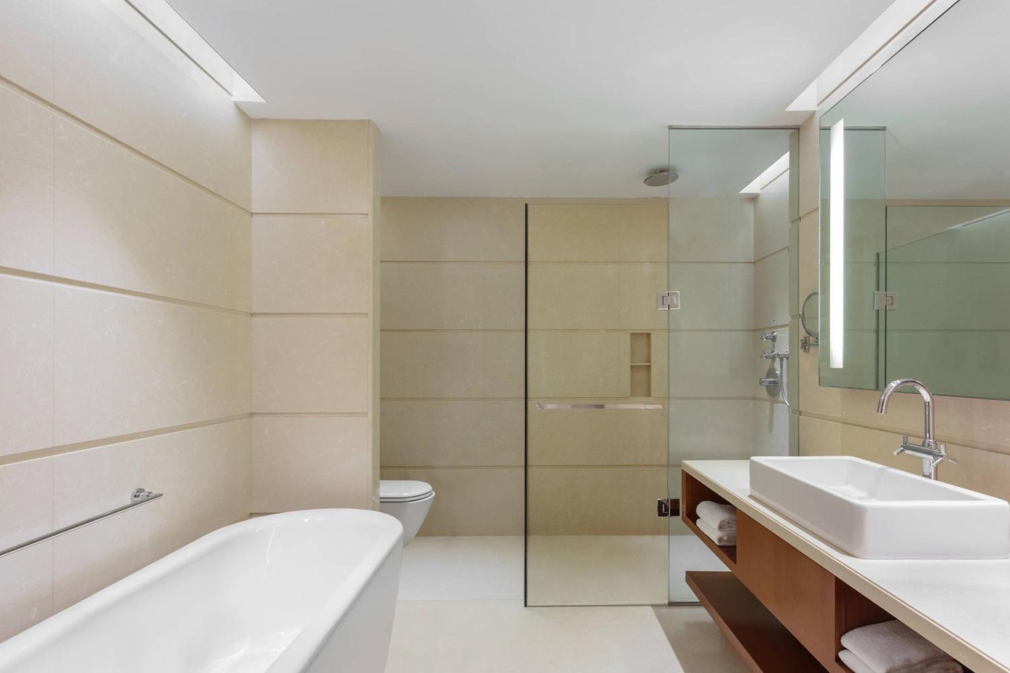 Courtyard By Marriott Kochi Airport Hotel Nedumbassery Eksteriør billede A modern bathroom