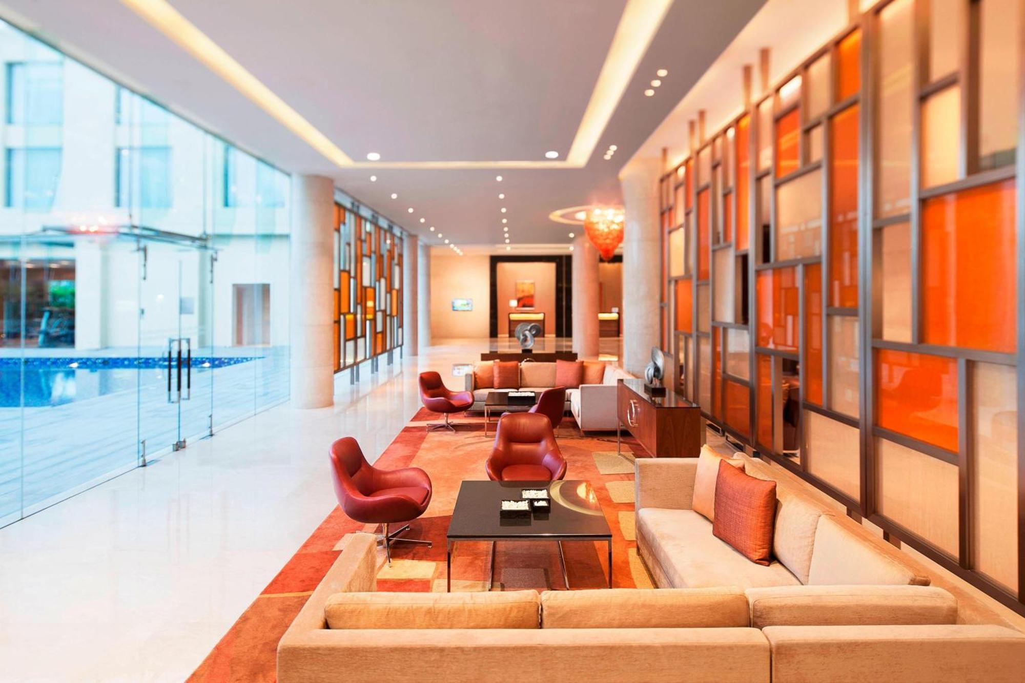 Courtyard By Marriott Kochi Airport Hotel Nedumbassery Eksteriør billede Lobby