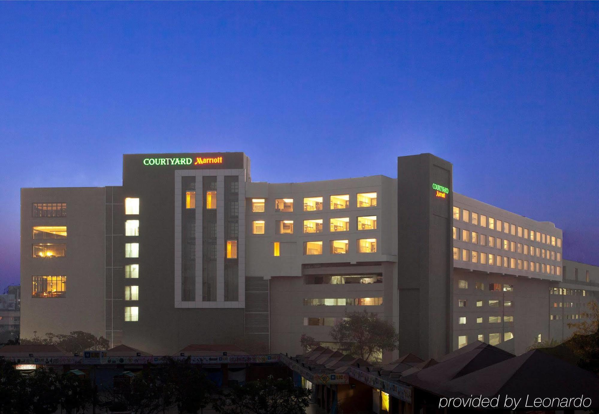 Courtyard By Marriott Kochi Airport Hotel Nedumbassery Eksteriør billede The Courtyard Marriott in the evening