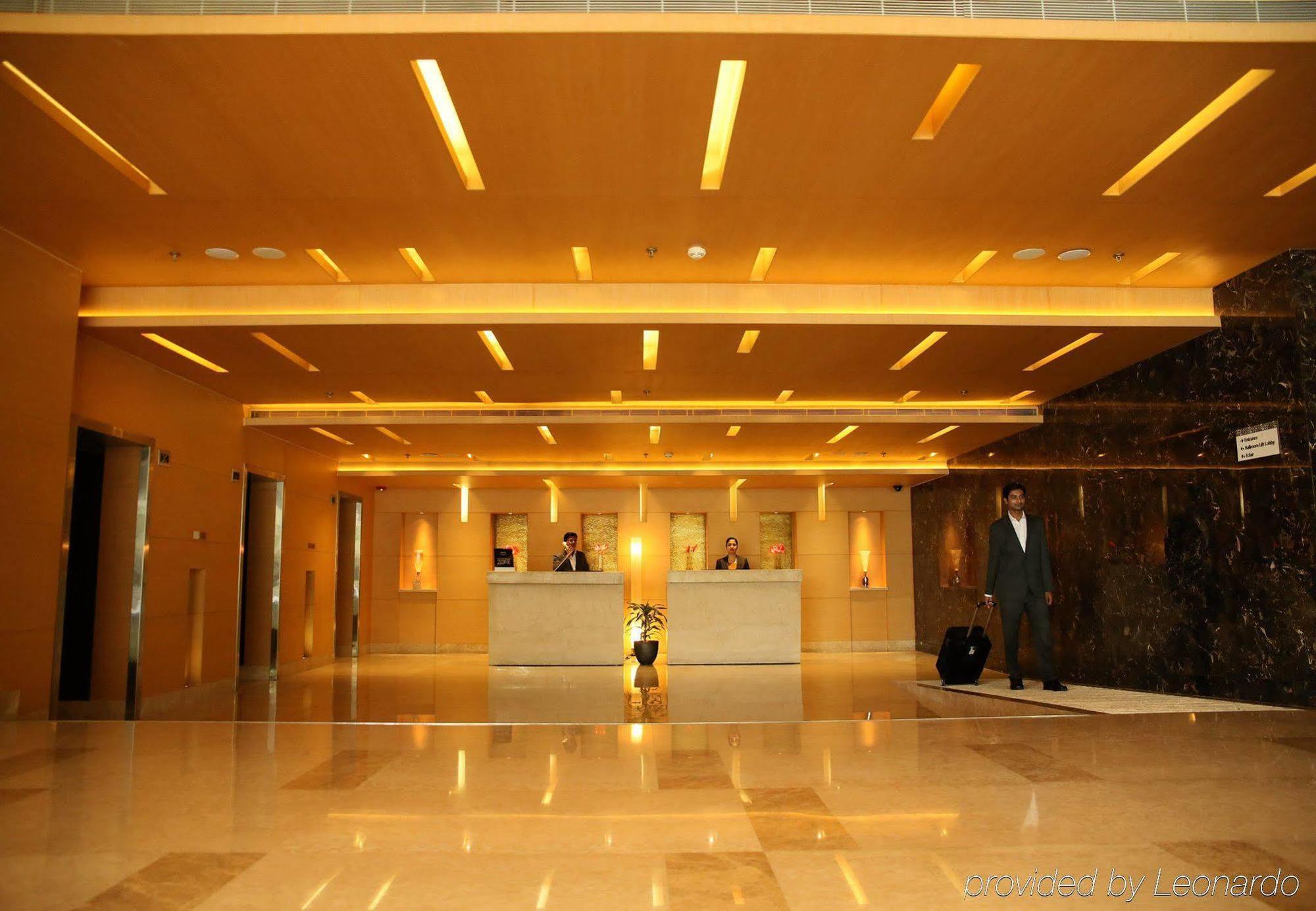 Courtyard By Marriott Kochi Airport Hotel Nedumbassery Eksteriør billede The lobby of the hotel