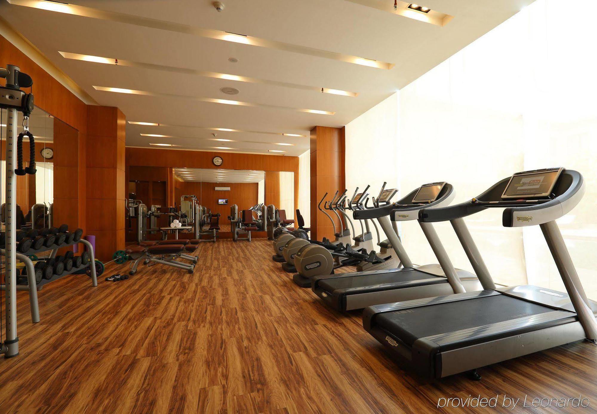 Courtyard By Marriott Kochi Airport Hotel Nedumbassery Eksteriør billede A gym in a hotel