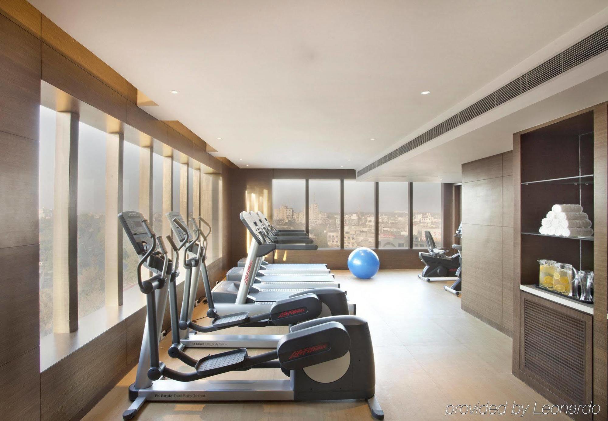 Courtyard By Marriott Kochi Airport Hotel Nedumbassery Eksteriør billede The gym at the hotel
