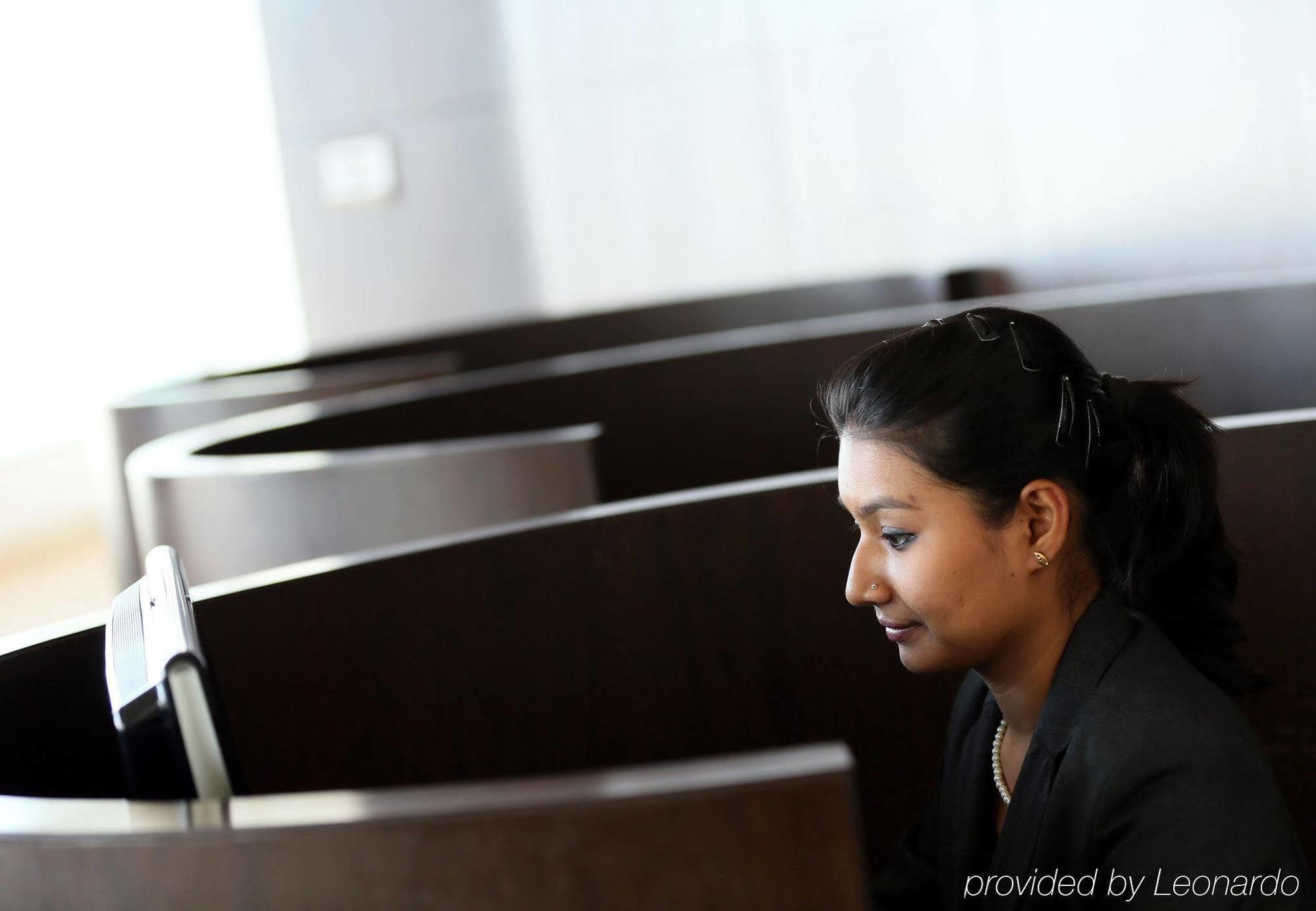 Courtyard By Marriott Kochi Airport Hotel Nedumbassery Eksteriør billede A call centre employee in India