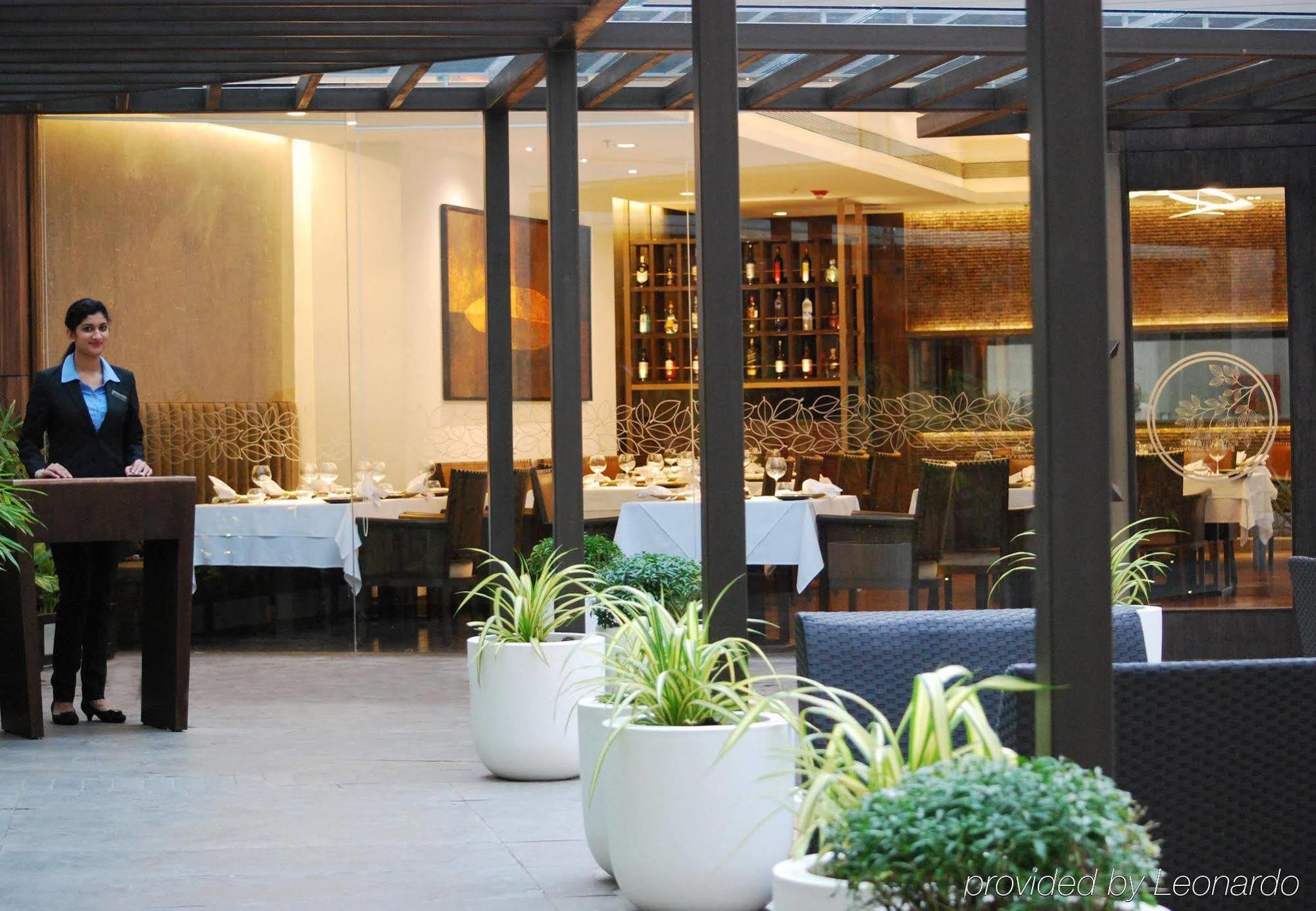 Courtyard By Marriott Kochi Airport Hotel Nedumbassery Eksteriør billede The restaurant