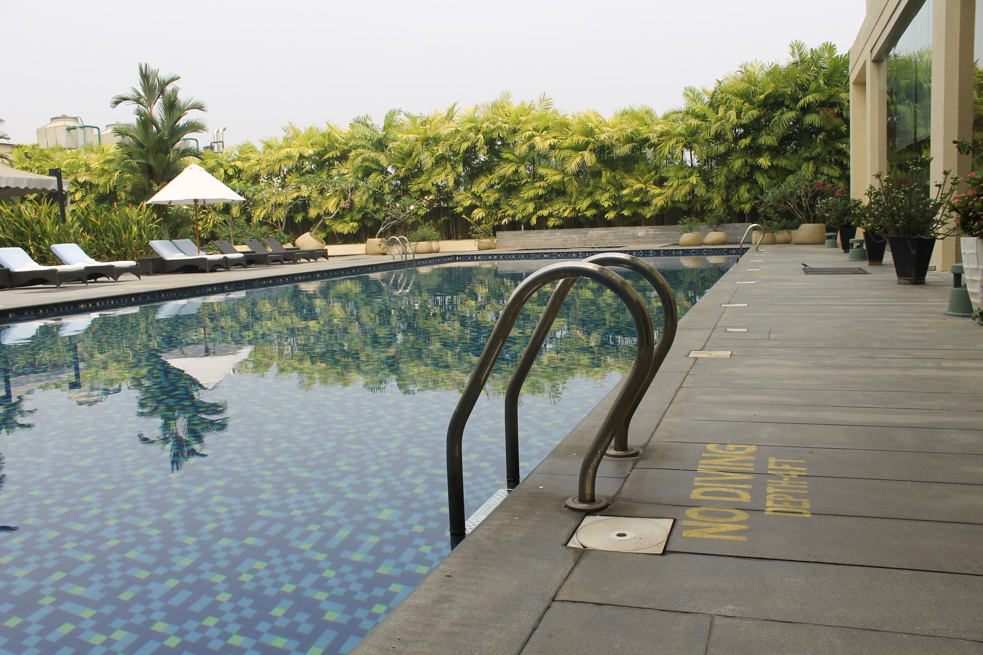 Courtyard By Marriott Kochi Airport Hotel Nedumbassery Eksteriør billede The pool at the hotel