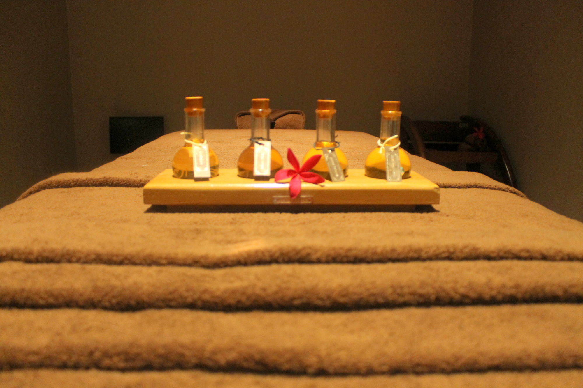 Courtyard By Marriott Kochi Airport Hotel Nedumbassery Eksteriør billede A massage bed at a spa