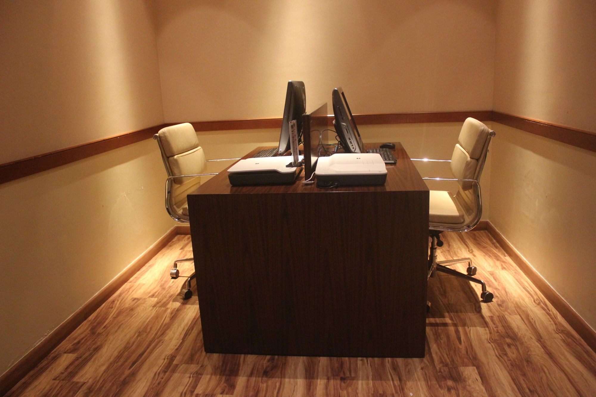 Courtyard By Marriott Kochi Airport Hotel Nedumbassery Eksteriør billede The Business Center